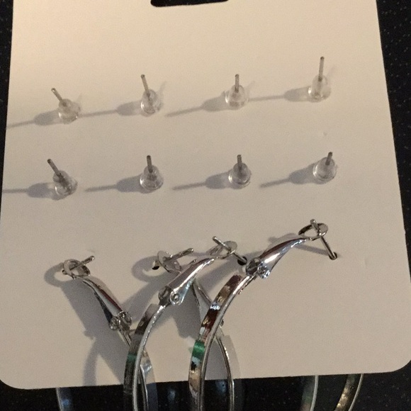 Mint Collection, Gorgeous Silvertone Earrings - Picture 2 of 3